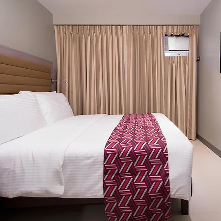 Solace Hotel Makati City Buitenkant foto