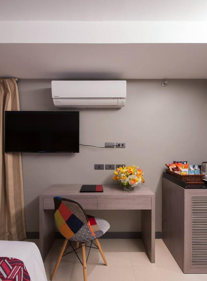 Solace Hotel Makati City Buitenkant foto