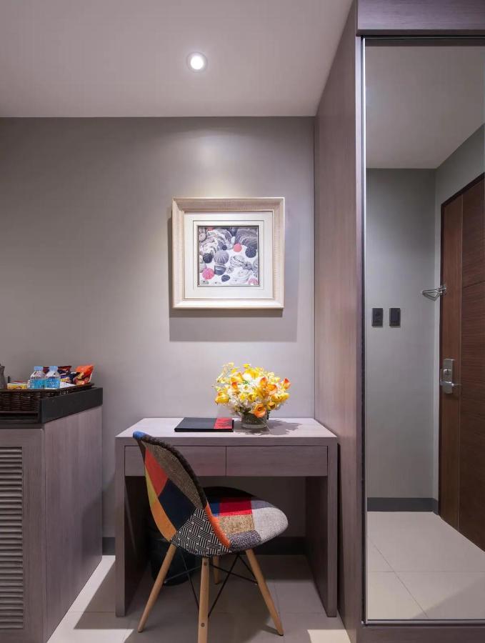 Solace Hotel Makati City Buitenkant foto