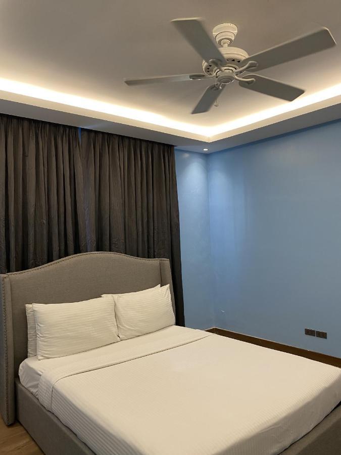 Solace Hotel Makati City Buitenkant foto