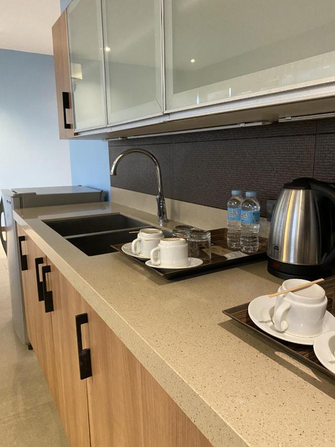 Solace Hotel Makati City Buitenkant foto