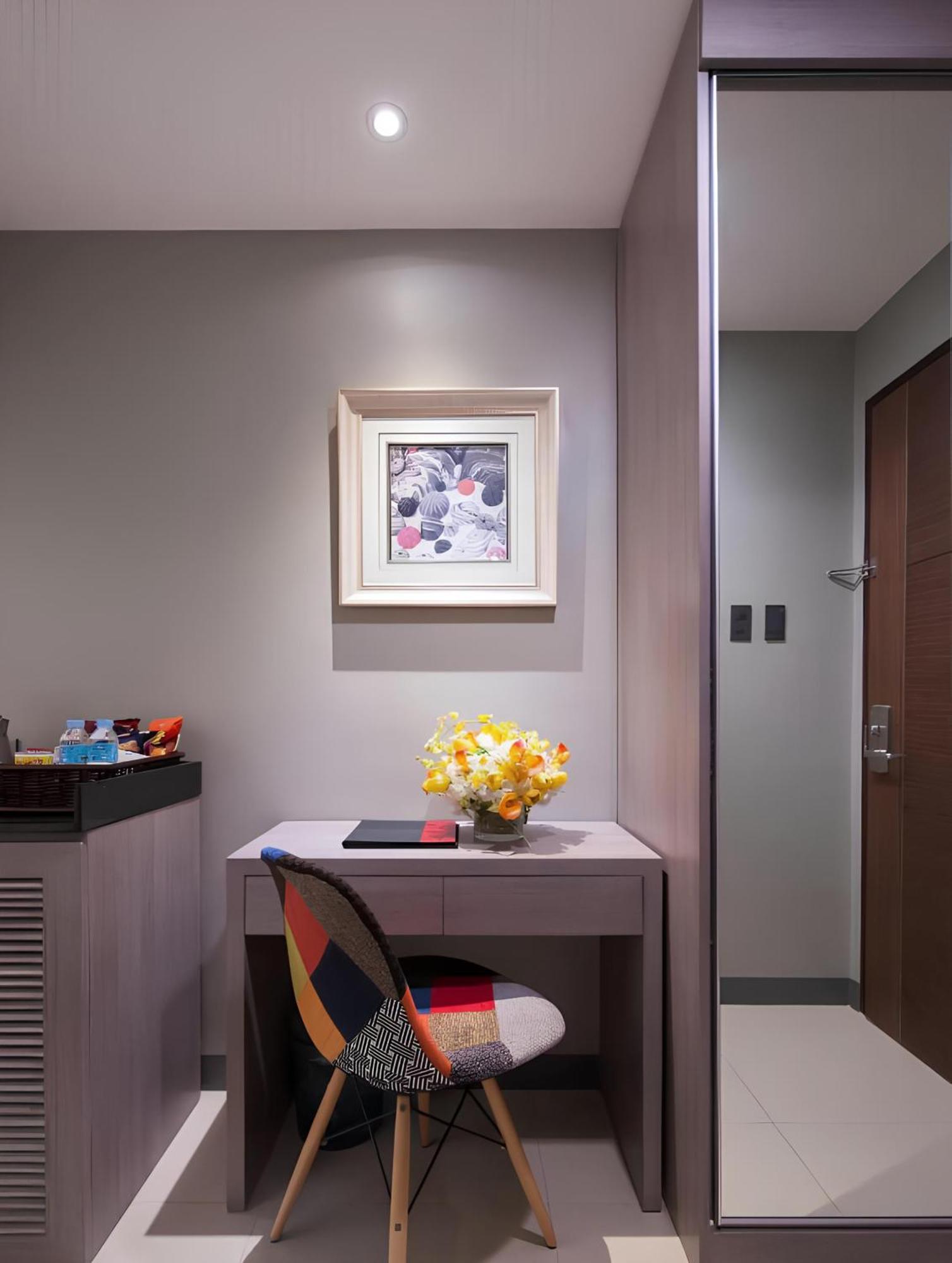 Solace Hotel Makati City Buitenkant foto