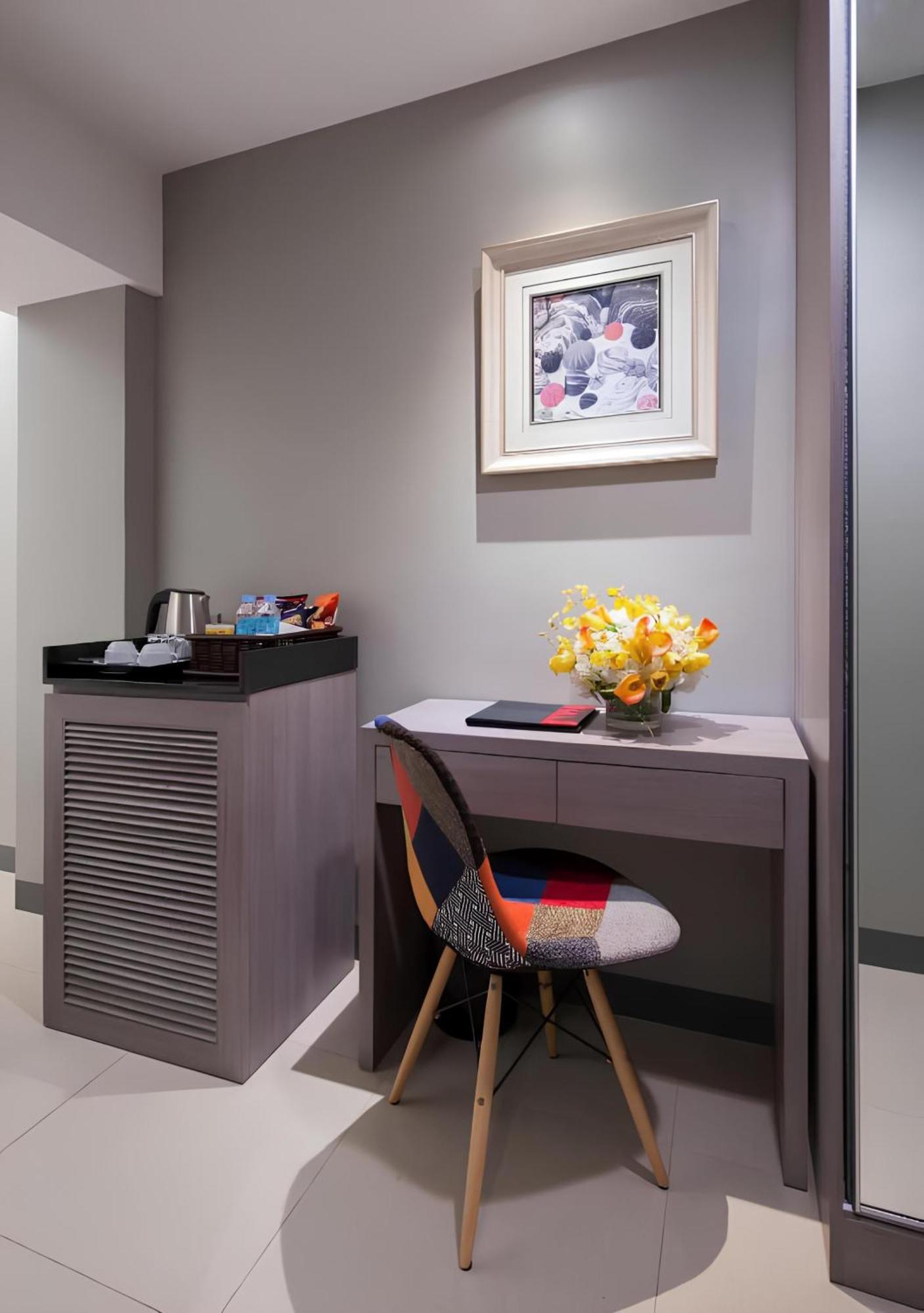 Solace Hotel Makati City Buitenkant foto