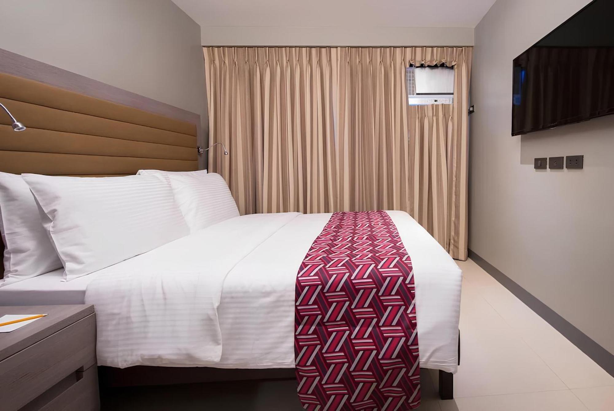 Solace Hotel Makati City Buitenkant foto