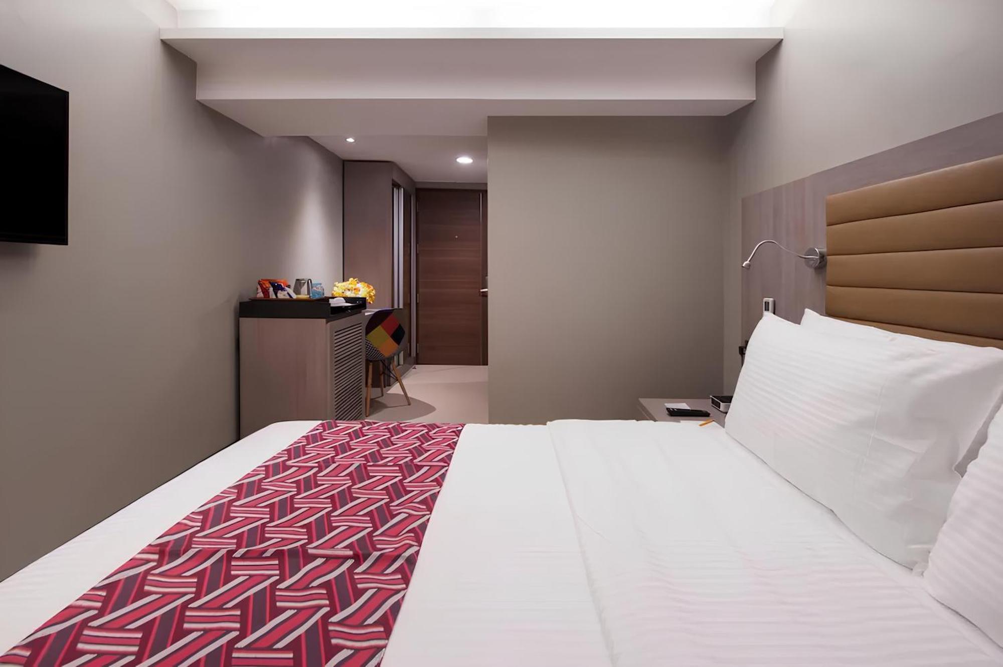 Solace Hotel Makati City Buitenkant foto