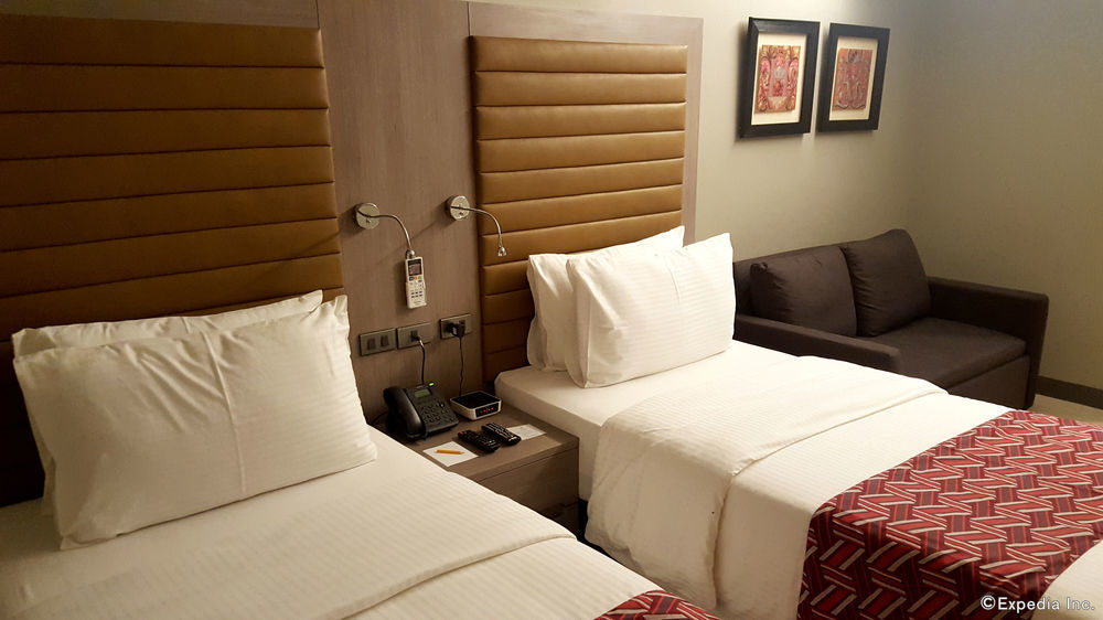 Solace Hotel Makati City Buitenkant foto