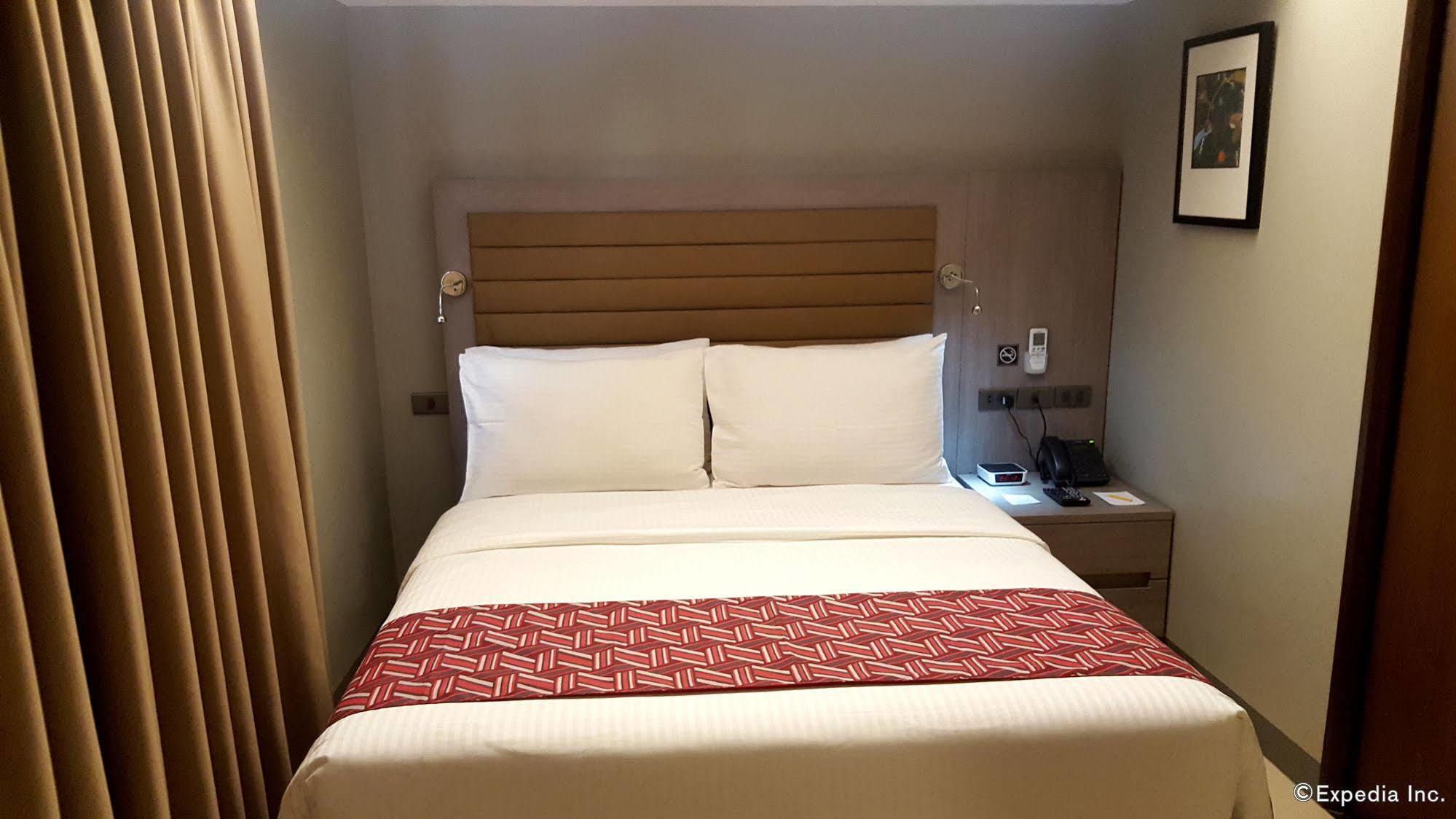 Solace Hotel Makati City Buitenkant foto