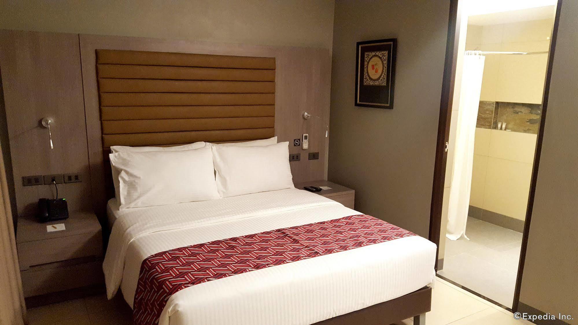 Solace Hotel Makati City Buitenkant foto