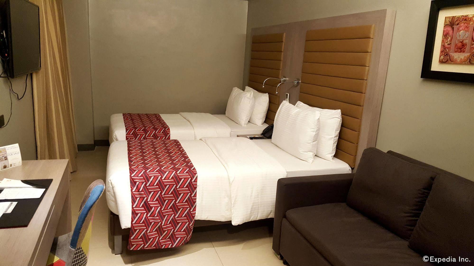 Solace Hotel Makati City Buitenkant foto