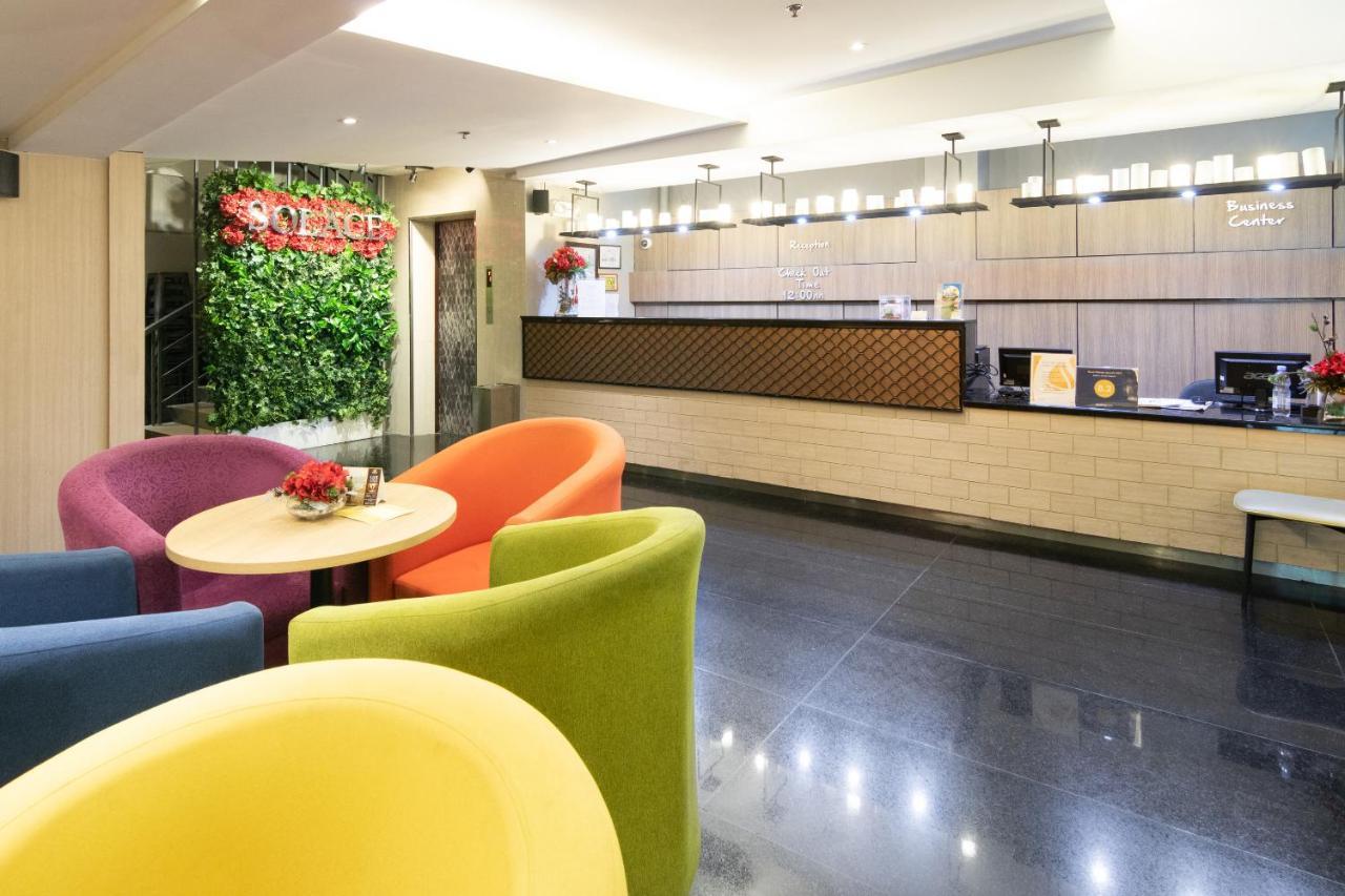 Solace Hotel Makati City Buitenkant foto